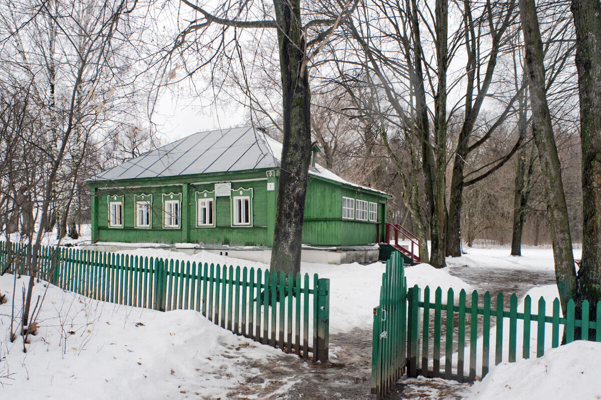 Darovoïé. Le pavillon, seul bâtiment du XIXe siècle de l’ancienne propriété de Mikhaïl Dostoïevski encore debout. Photographie prise par William Brumfield le 3 janvier 2015.