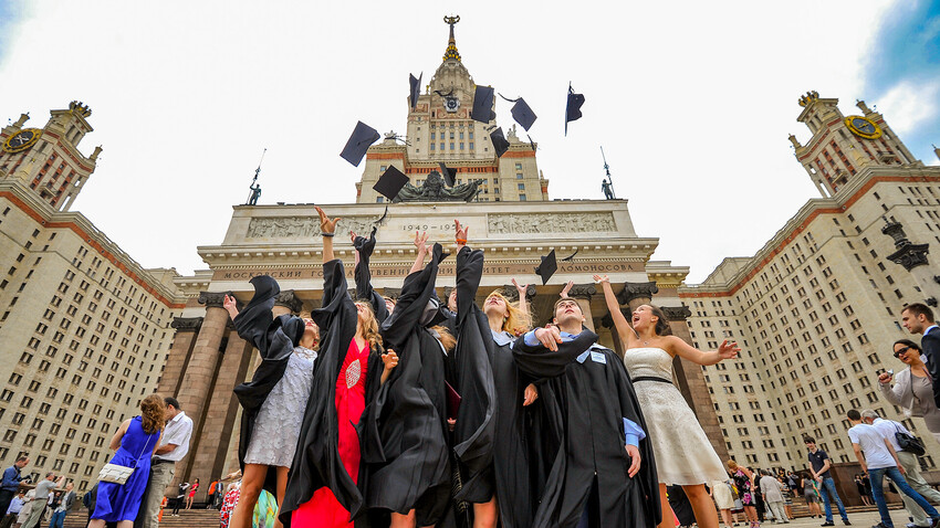 Graduados universitarios tras la ceremonia de entrega de diplomas con honores en el exterior del Edificio Principal de la Universidad Estatal Lomonósov de Moscú.