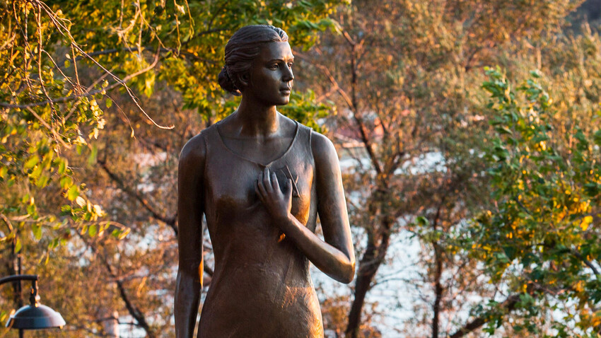 Monumento a la protagonista de la canción 'Katiusha' en la plaza Morgorodok de Vladivostok. 