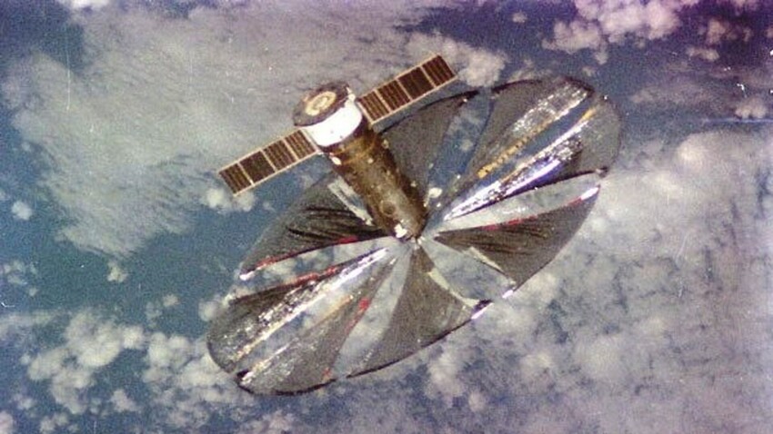  «Znamia» tras su despliegue desde la nave espacial «Progress M-15» el 4 de febrero de 1993. Foto tomada desde la estación espacial Mir. 