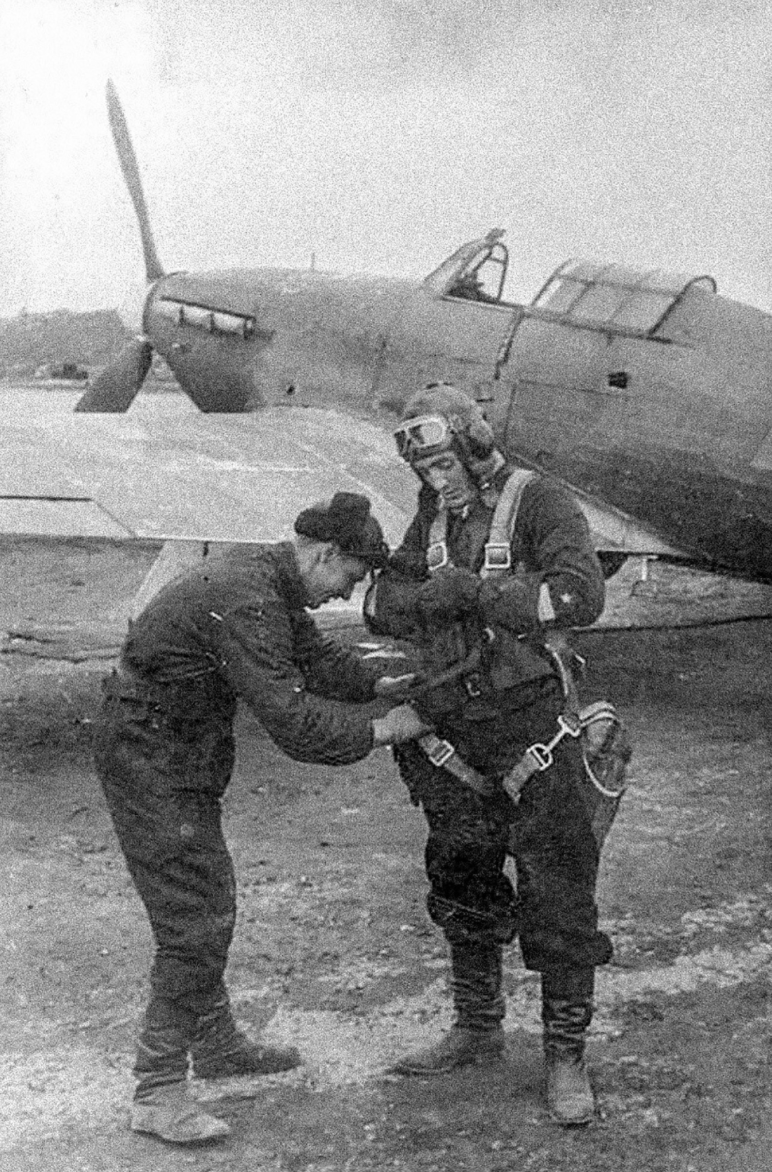 Un aviateur soviétique près de son Hurricane en 1942