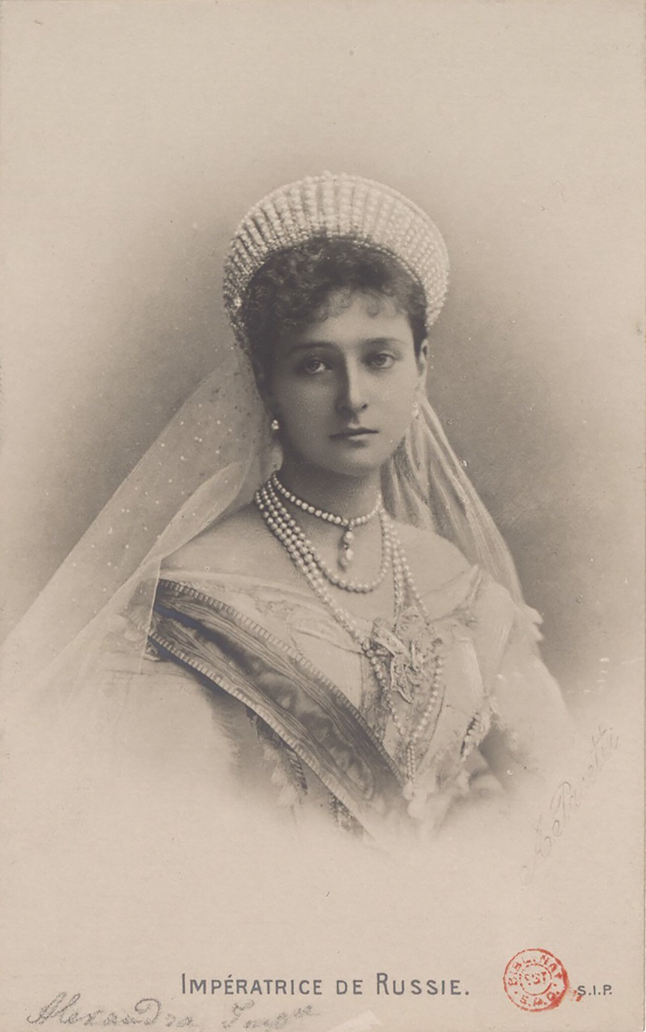 Alexandra Fiódorovna con su tiara.