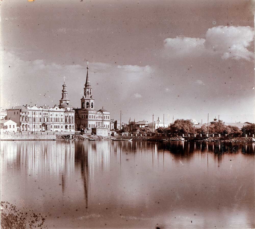 Ekaterimburgo. Estanque de la ciudad con la casa Sevastiánov (izquierda) y la catedral de Santa Catalina. Verano de 1909.