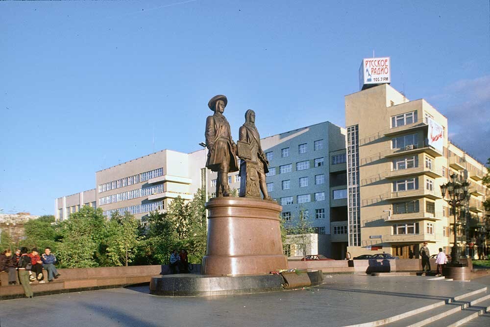 Ekaterimburgo. Plaza del Trabajo (Catalina) con monumento a Vasili Tatishchev y Georg de Hennin. 28 de agosto de 1999.