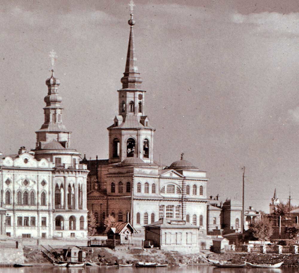 Catedral de Santa Catalina, vista noroeste con la Casa Sevastiánov (izquierda). Extremo derecho: campanario de la iglesia católica de Santa Ana. Verano de 1909.