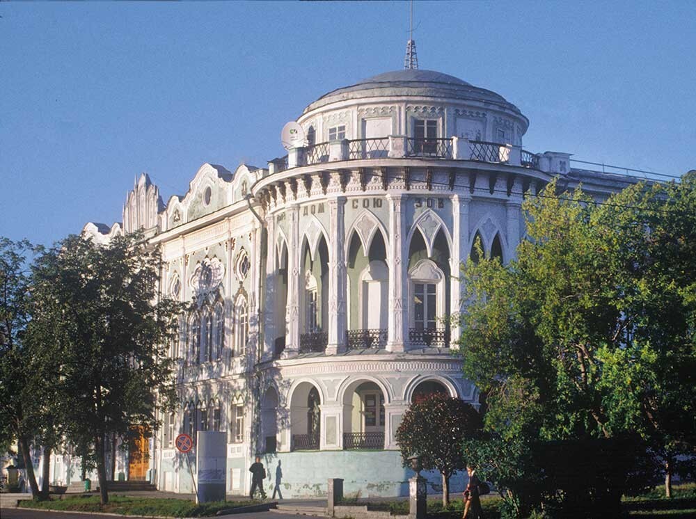 Casa Sevastiánov, esquina de Leninski Prospect y el estanque de la ciudad (calle Gorki). 28 de agosto de 1999.