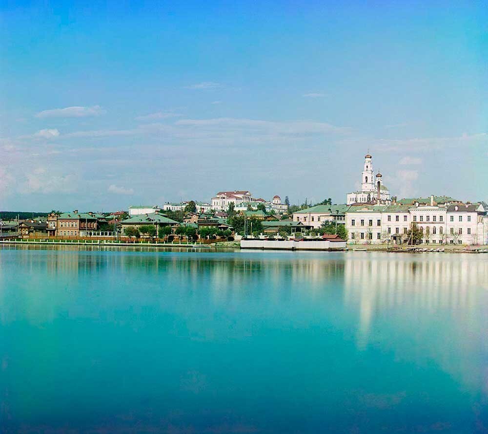 Vista del estanque de la ciudad hacia la colina de la Ascensión. Desde la izquierda: Mansión Rastorguyev-Jaritónov, campanario e Iglesia de la Ascensión. Primer plano a la derecha: Refinería estatal de oro. Verano de 1909.