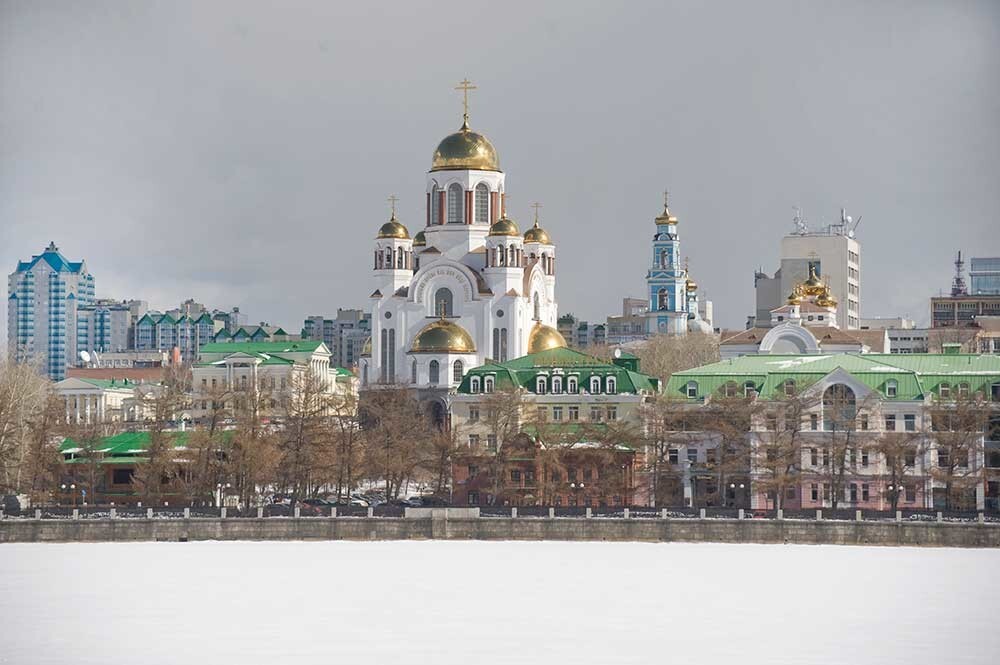 Vista desde el estanque helado de la ciudad hacia la colina de la Ascensión. Desde la izquierda: Mansión Rastorguyev-Jaritónov, Iglesia de Todos los Santos sobre la Sangre, campanario e Iglesia de la Ascensión. 4 de abril de 2017.