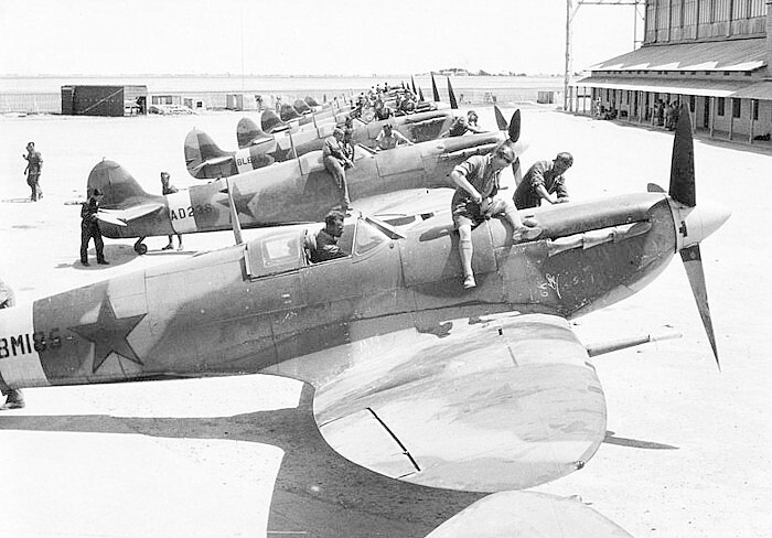 Supermarine Spitfire V siendo preparados para su entrega a la URSS en Abadán, Irán a principios de 1943. Los dos Spitfires en primer plano habían estado en servicio en la RAF.