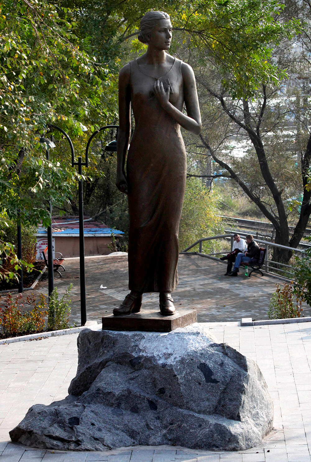 En la plaza Morgorodok de Vladivostok se instaló una estatua de bronce dedicada a la protagonista de la canción 'Katiusha', del escultor I. Kulakov,