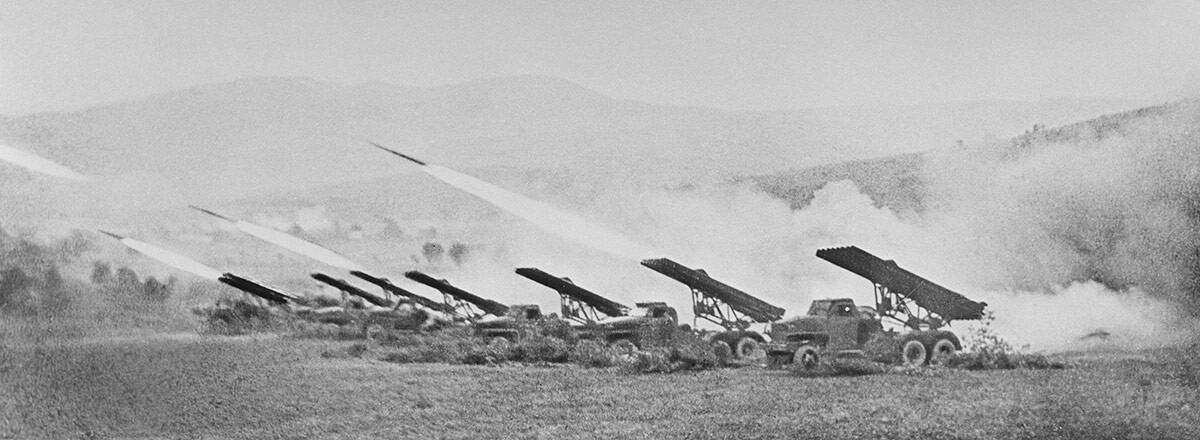 La Gran Guerra Patria (1941-1945). Batalla por el Cáucaso. Lanzacohetes múltiples de combate soviéticos BM-13 Katiusha.