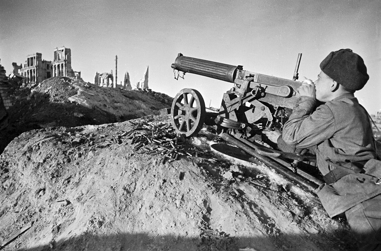 A Soviet soldier with a ‘Maxim’ machine gun in Stalingrad.