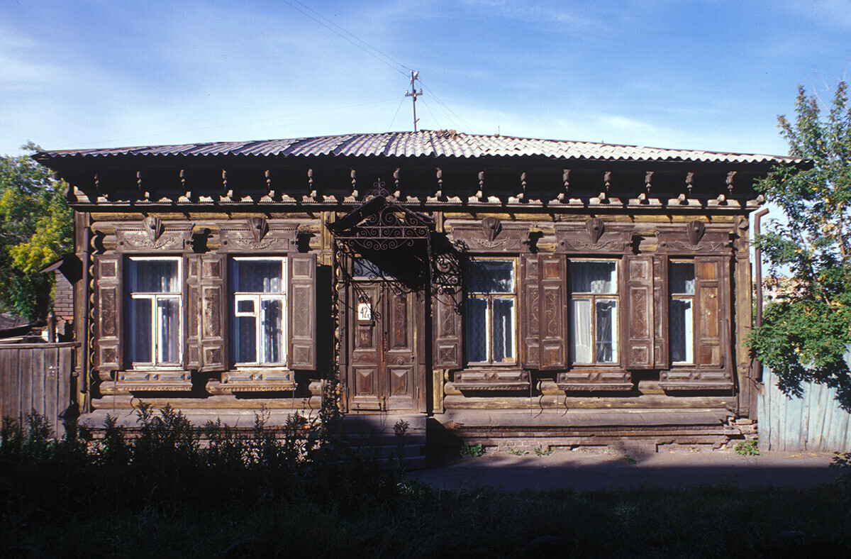 Maison en rondins située au 42 de la rue des 30 ans des Komsomols et sa décoration néo-classique. Le toit en tôle date de la période soviétique. Photographie prise par William Brumfield le 18 septembre 1999