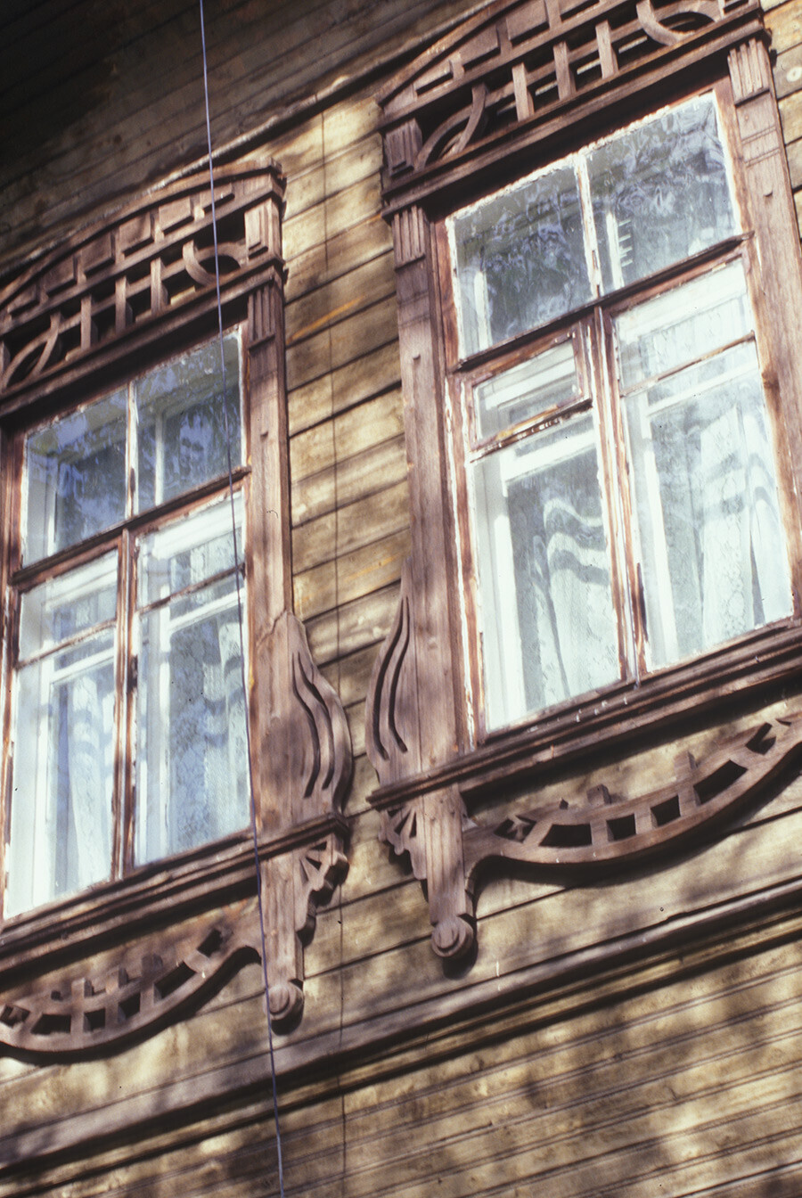 Chambranles dans le style Art Nouveau des fenêtres de la maison Iankélévitch. Photographie prise par William Brumfield le 18 septembre 1999