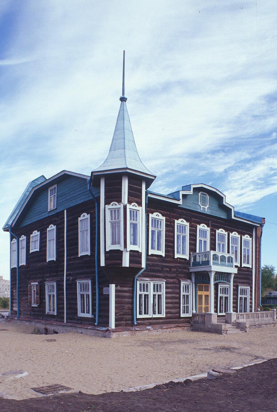 Résidence d’Alexandre Kabalkine. Photographie prise par William Brumfield le 18 septembre 1999