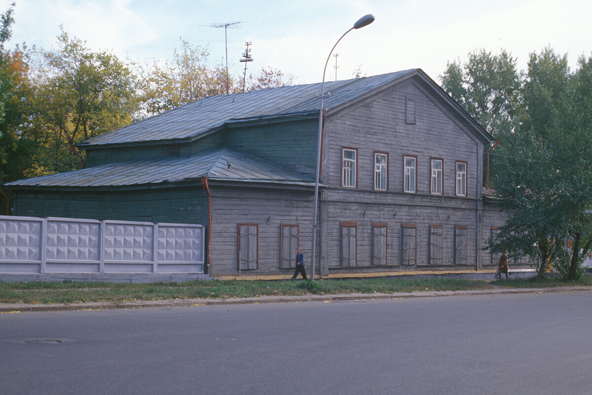 Bâtiment militaire (caserne et hôpital) en bois. Photographie prise par William Brumfield le 18 septembre 1999