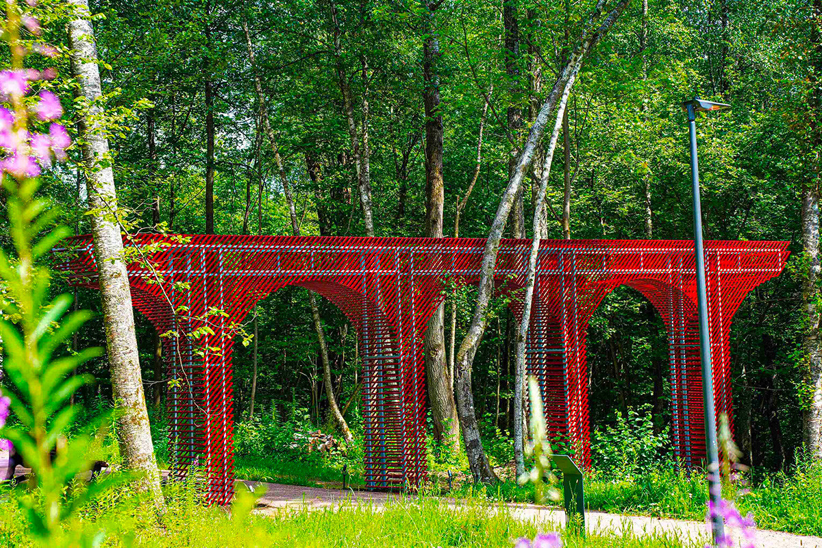 Exposition d’art contemporain en forêt près de Moscou