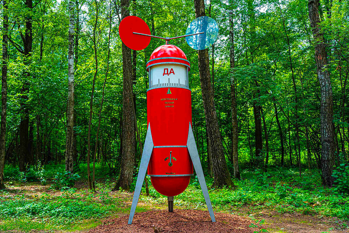 Exposition d’art contemporain en forêt près de Moscou