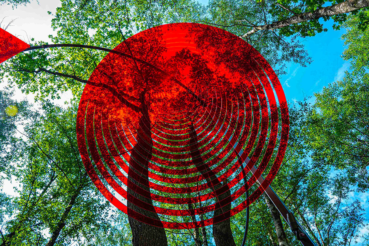 Exposition d’art contemporain en forêt près de Moscou