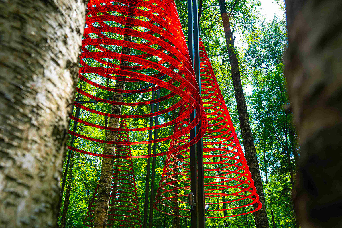 Exposition d’art contemporain en forêt près de Moscou