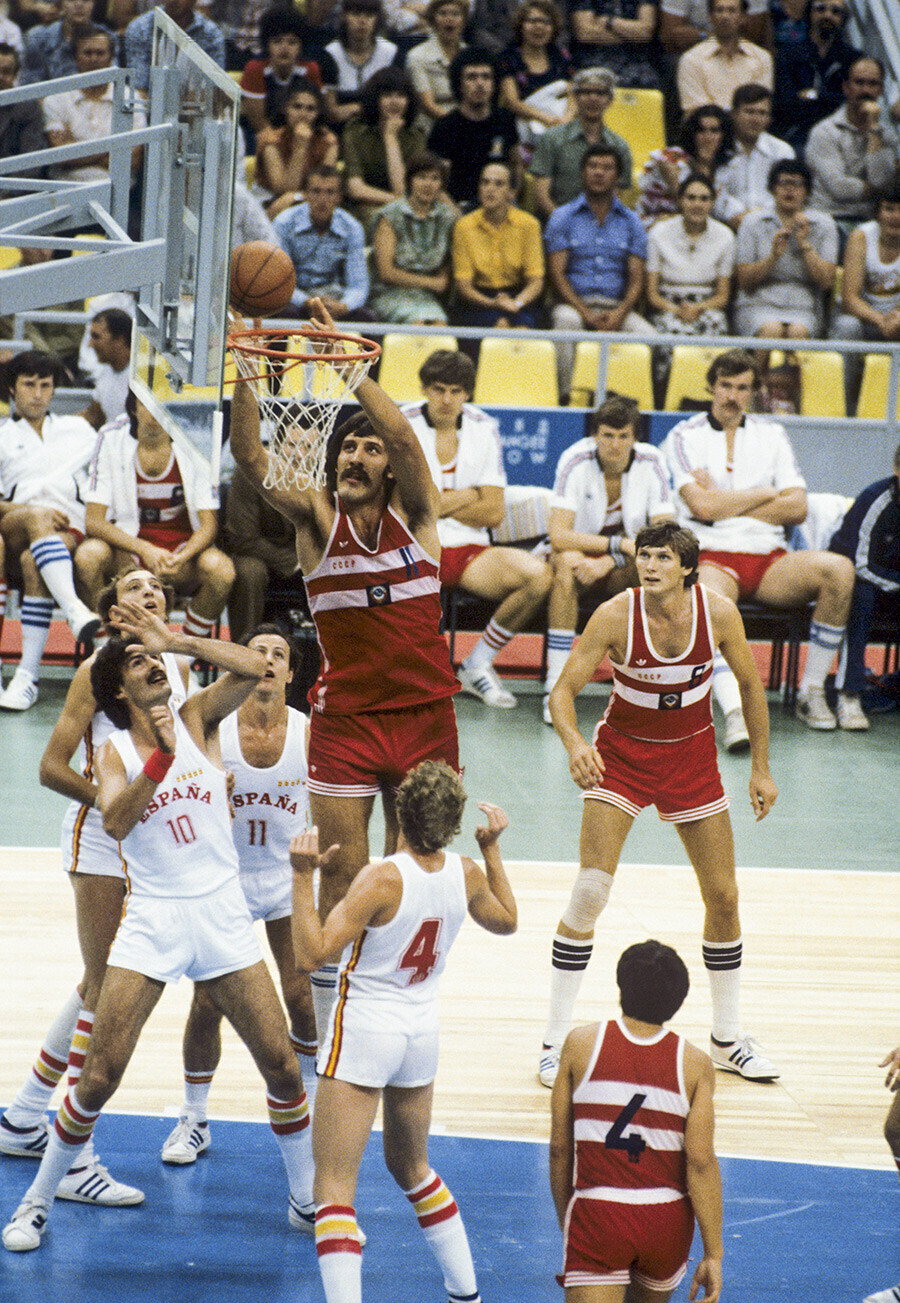 Jogo de basquete entre as seleções da URSS e da Espanha