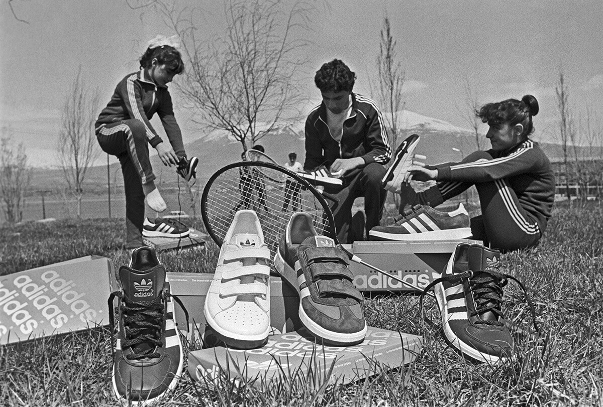 Pessoas experimentando tênis Adidas na Armênia soviética
