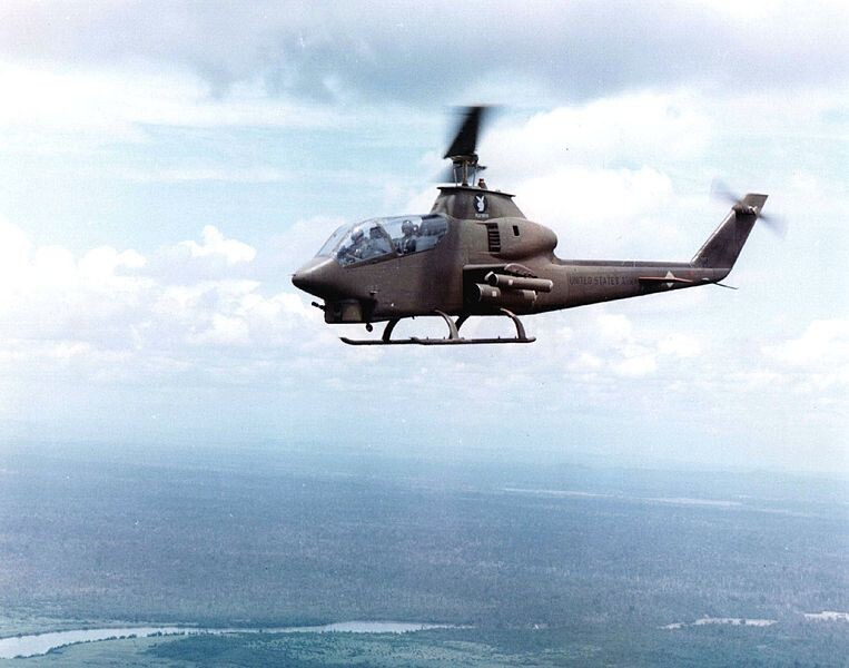 Un Bell AH-1 Cobra volando en Vietnam.