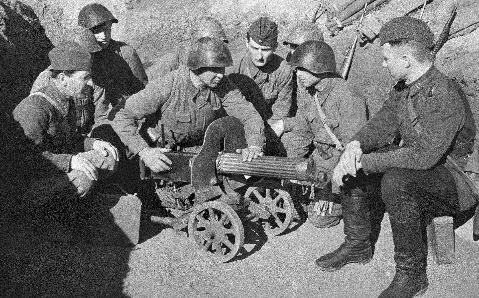 Soviet soldiers with a 'Maxim' machine gun.