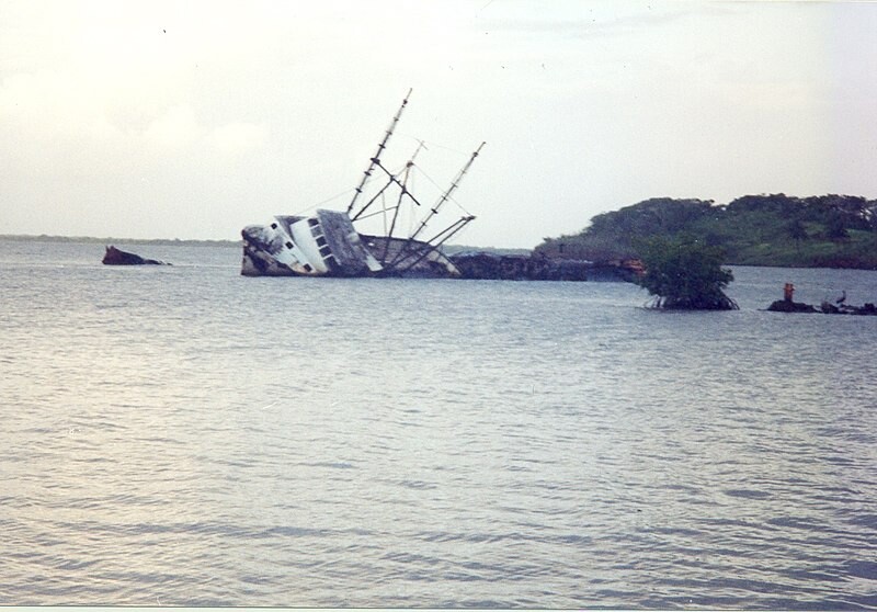 Barco hundido frente al Bluff