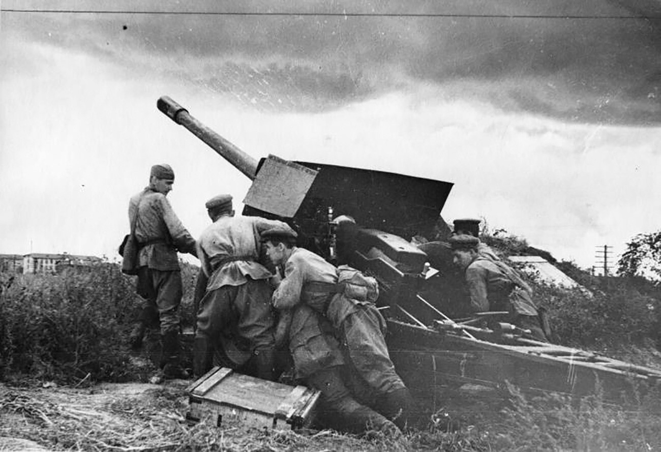 Artilleros soviéticos con un cañón de 107 mm M1910/30.