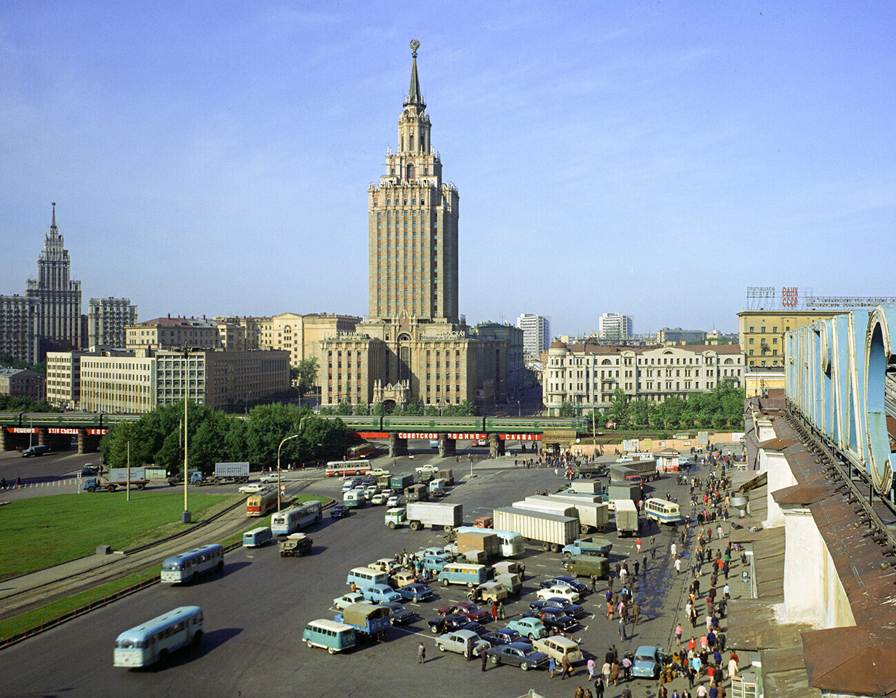 Комсомольская площадь или Площадь трех вокзалов в Москве. В центре — здание гостиницы 