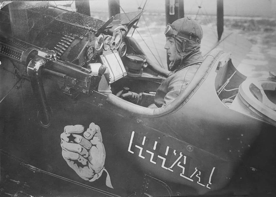 Piloto en la cabina de un R-1