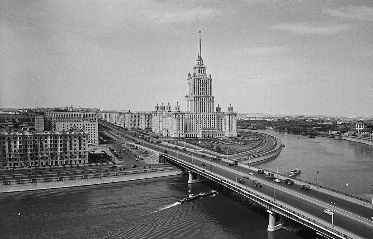 Вид на Ново-Арбатский мост и гостиницу 