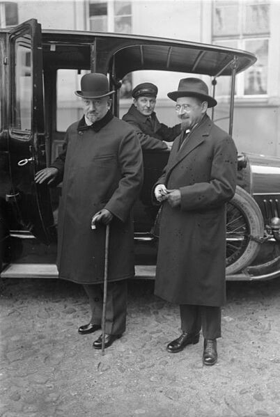 Gueorgui Chicherin (ministro soviético de Asuntos Exteriores de 1918 a 1930) y Nikolái Krestinski (embajador soviético en Alemania de 1921 a 1930) en Berlín, 1925.