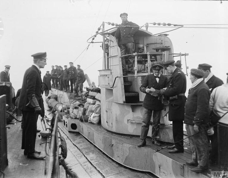 Submarino de la flota alemana de alta mar, junto a otros buques, siendo entregado a los británicos en noviembre de 1918.