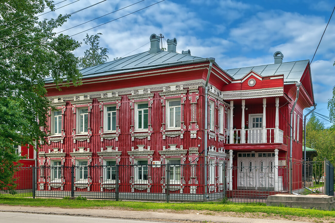 Резной дом в центре Вологды