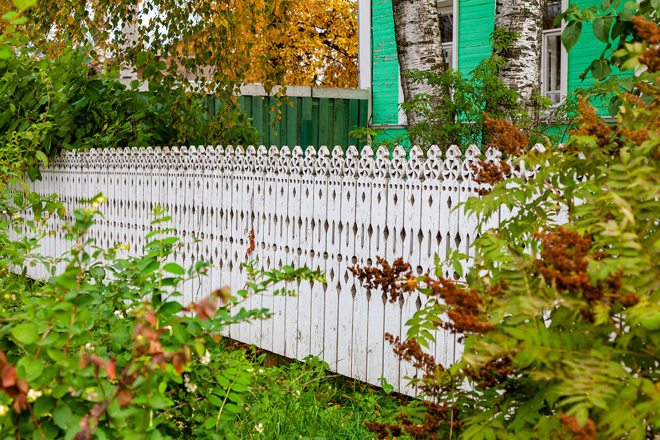 Carved wooden fence, “palisade”