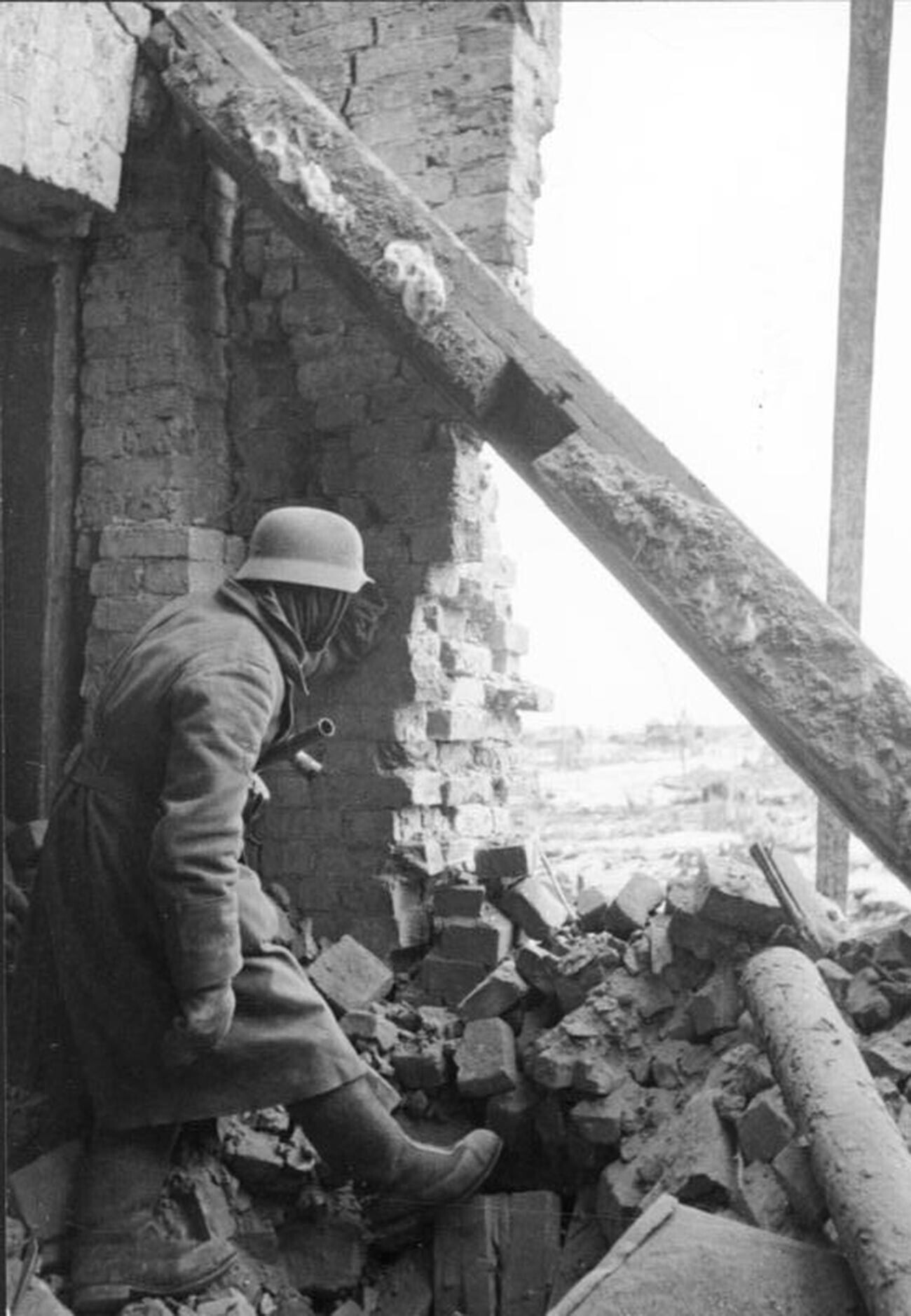 Un soldat allemand dans la ville de Demiansk