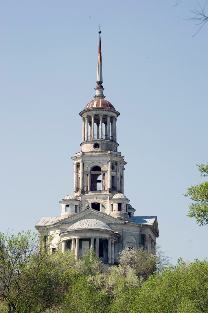 Clocher-tour et église de l’icône-miraculeuse-du-Sauveur au-dessus de la Porte Sainte, façade est depuis la rivière Tvertsa. 14 mai 2010