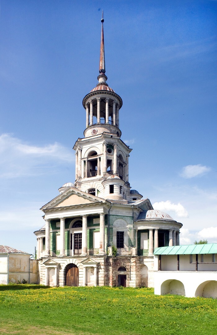 Clocher-tour et église de l’icône-miraculeuse-du-Sauveur au-dessus de la Porte Sainte, niveau inférieure, façade nord-ouest. À gauche : tour « Chandelle ». Été 1910