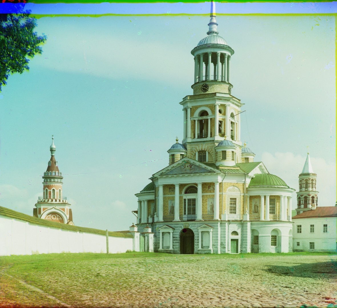 Monastère des Saints-Boris-et-Gleb. Église de l’icône-miraculeuse-du-Sauveur au-dessus de la Porte Sainte surmontée du clocher-tour, façade nord-ouest. À gauche : tour « Chandelle ». Été 1910