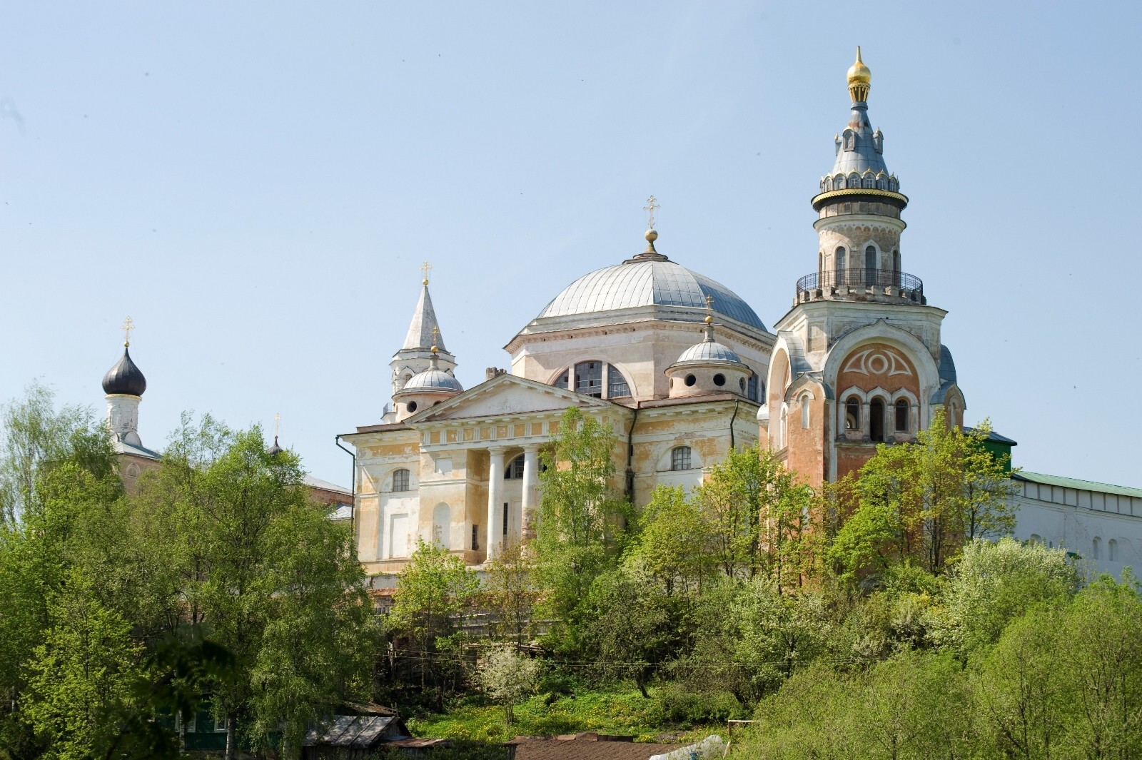 Monastère des Saints-Boris-et-Gleb. De gauche à droite : église de la Présentation-de- Jésus-au-Temple, église des Saints-Boris-et-Gleb, tour « Chandelle ». 14 mai 2010