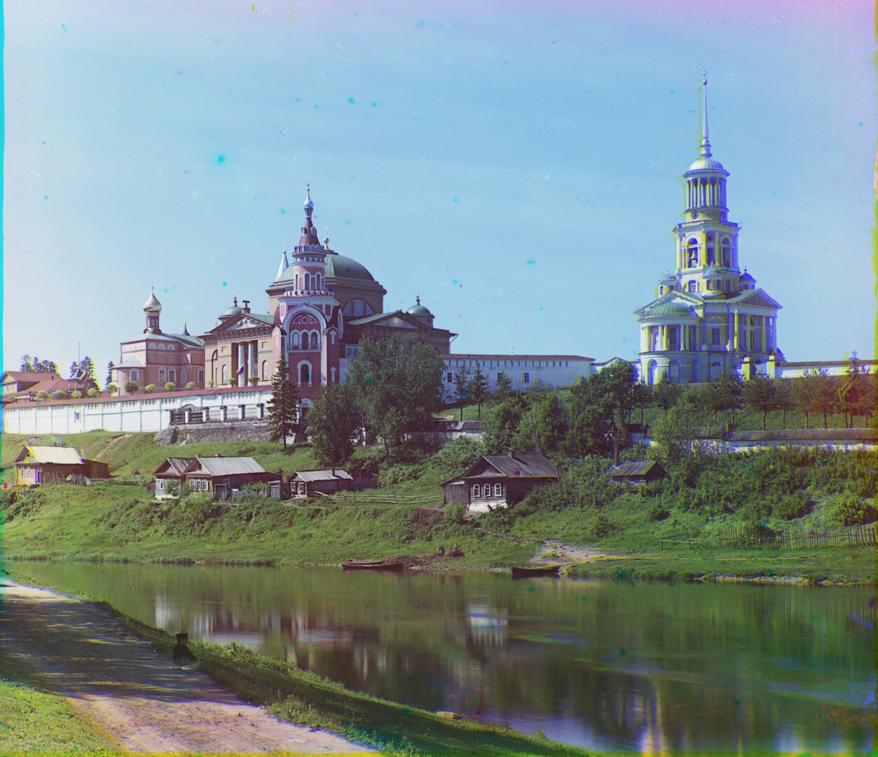 Monastère des Saints-Boris-et-Gleb. Vue nord-est depuis la rive gauche de la Tvertsa. Été 1910