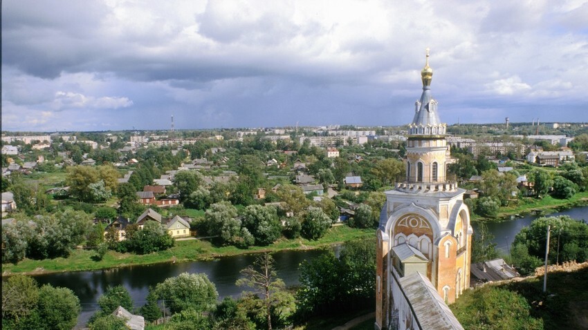 Monastère des Saints-Boris-et-Gleb. Mur nord et tour « Chandelle ». Vue est depuis le clocher-tour surplombant la rivière Tvertsa. 13 août 1995