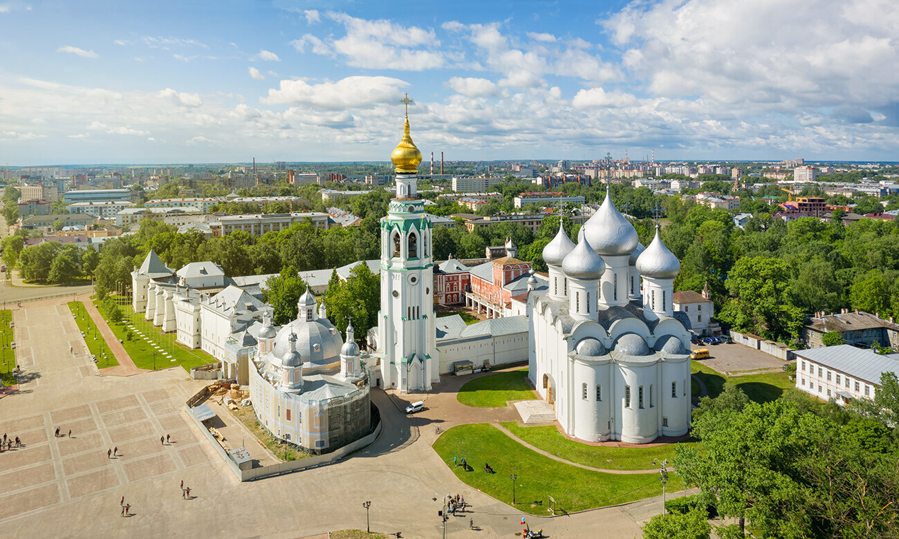 Vista aérea do Kremlin de Vologda, com a Catedral de Santa Sofia à direita.