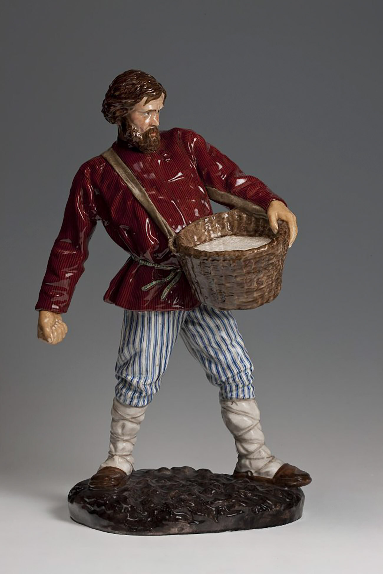 En images: ces figurines de porcelaine représentant les peuples de Russie tsariste