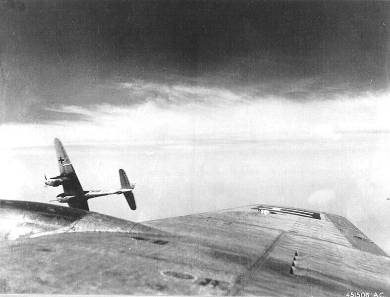 Un Messerschmitt Me 410 con un autocañón pesado BK 5 se despega de atacar a un B-17 del 388º Grupo de Bombardeo sobre Europa durante la campaña de la USAAF contra Alemania, 1943.