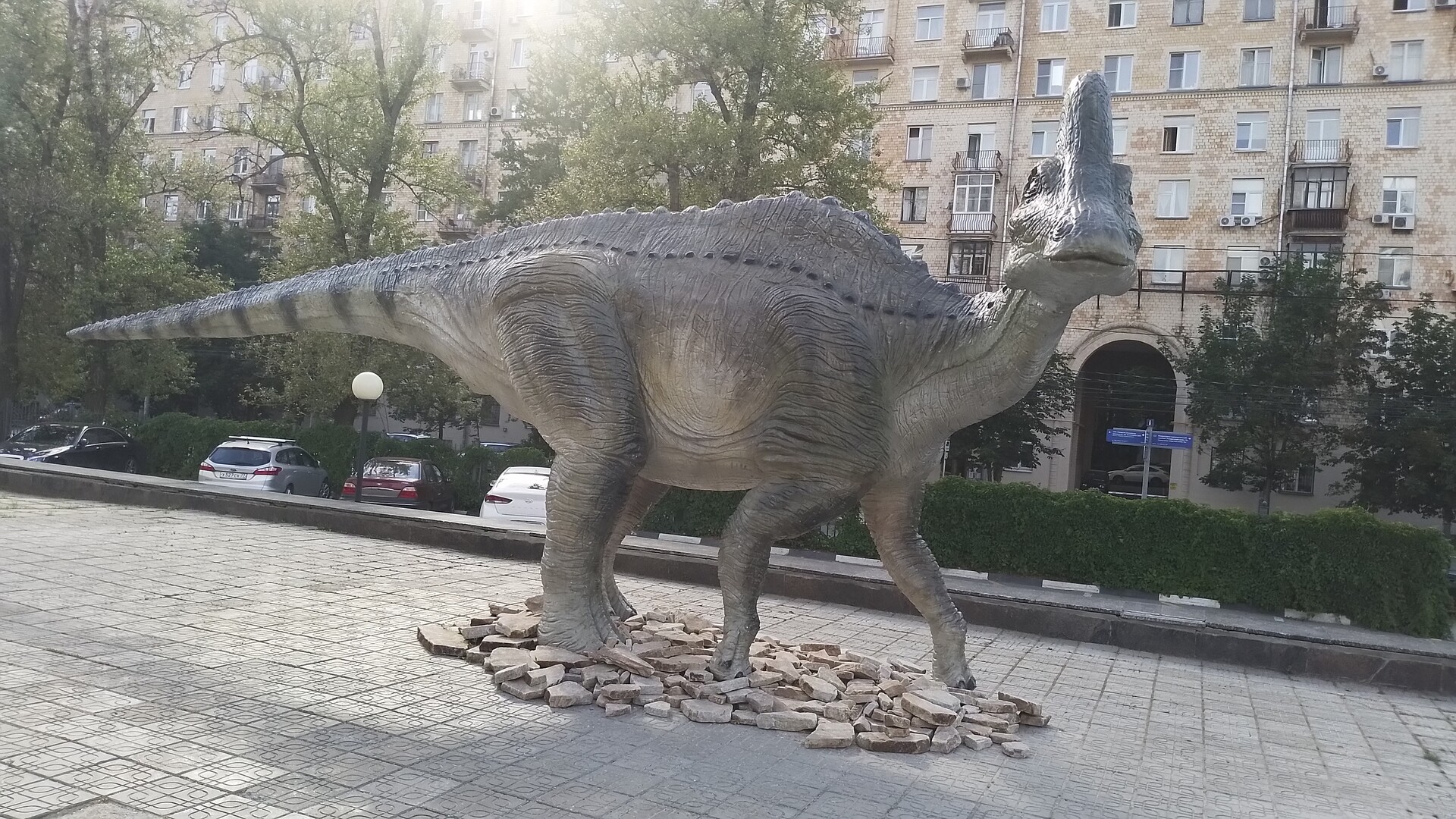 Saviez-vous qu’il y a des dinosaures en liberté dans Moscou?