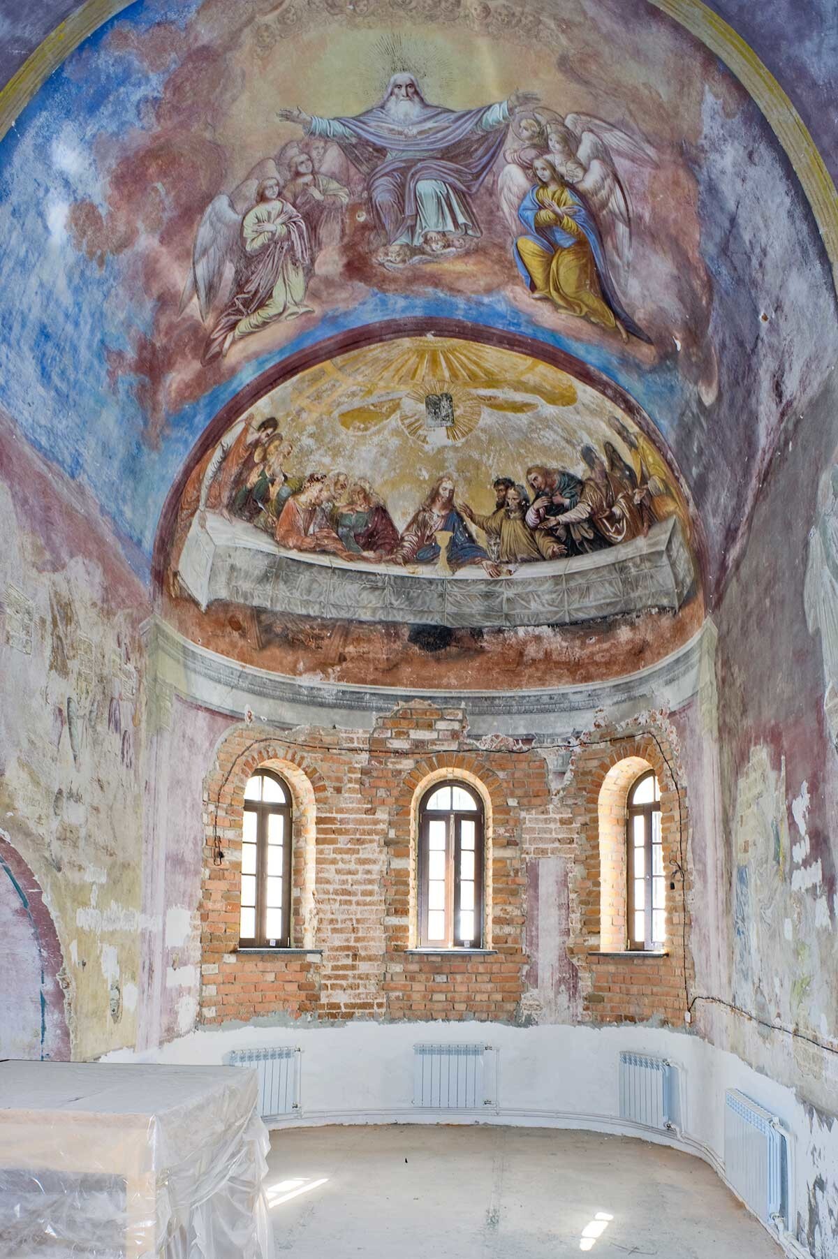 Monastère Saint-Théodore. Йglise Saint-Théodore. Intérieur, vue est sur l’autel principal. Peintures murales du XIXe siècle : la Cène (en bas) et Dieu le Père et l’Assemblée céleste (en haut). Photographie de William Brumfield. 21 août 2013.