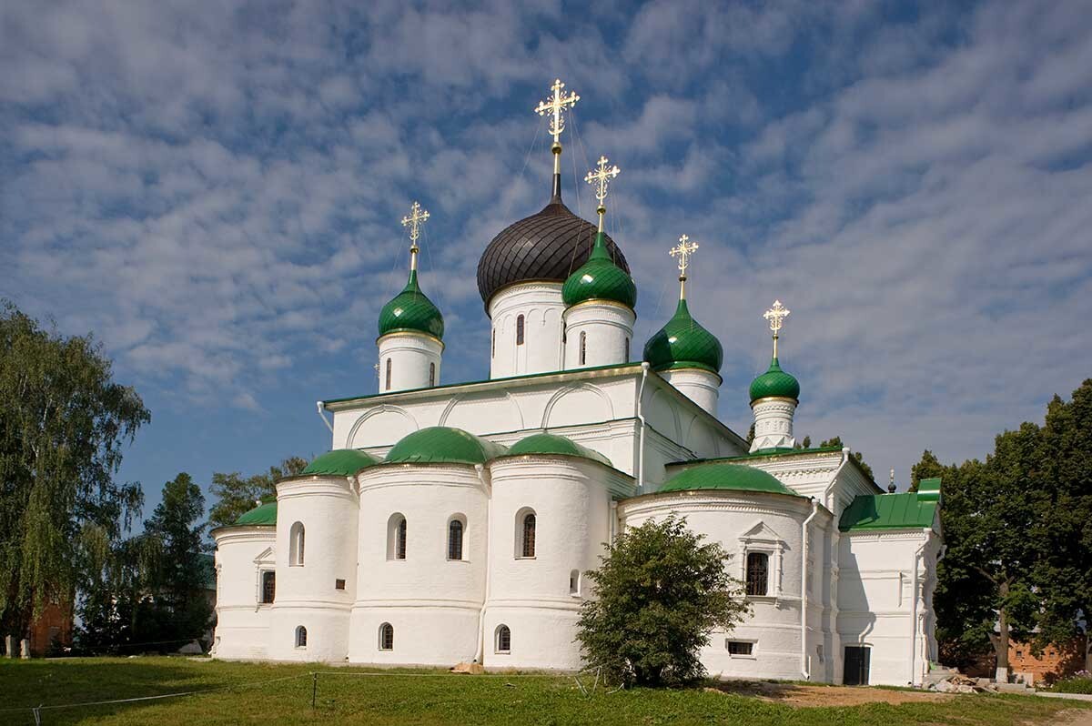 1.	Pereslavl-Zalesski. Monastère Saint-Théodore. Chapelle de l’icône Fiodorovskaïa de la Vierge attenante à l’église Saint-Théodore-le-Stratilate, façade nord-est. Photographie de William Brumfield. 21 août 2013.